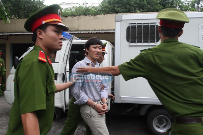 Nụ cười lạc quan của nhà báo Hoàng Khương sau khi tòa tuyên án.